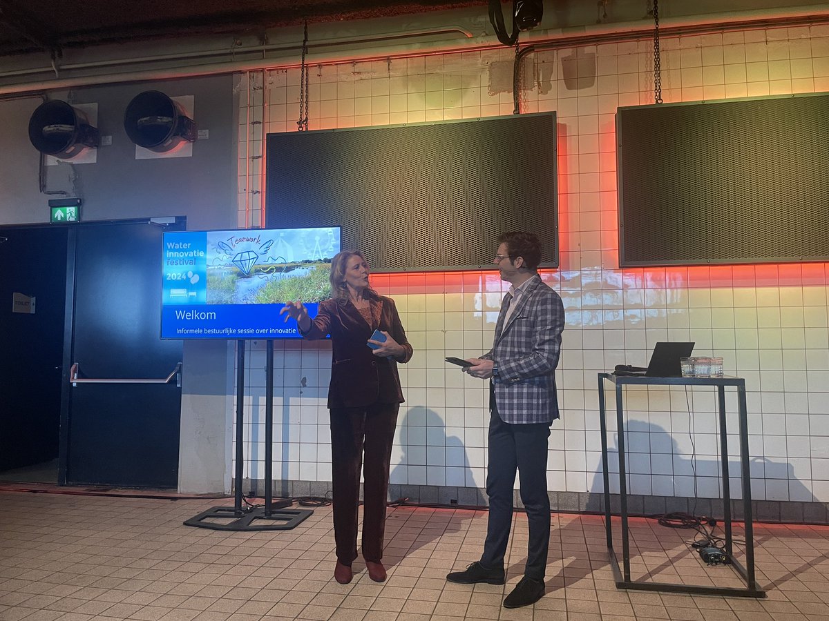 Het #waterinnovatiefestival in Utrecht. Luzette Kroon van <a href="/waterschappen/">Unie v Waterschappen</a> en <a href="/maartenbouwhuis/">Maarten Bouwhuis</a> geven het belang van innovatie aan. Voor <a href="/WDODelta/">Waterschap Drents Overijsselse Delta</a> spannende dag want twee innovaties dingen mee voor de jaarlijkse prijs; smart energy hub Zwolle en stoorlaagvermenging tegen piping.