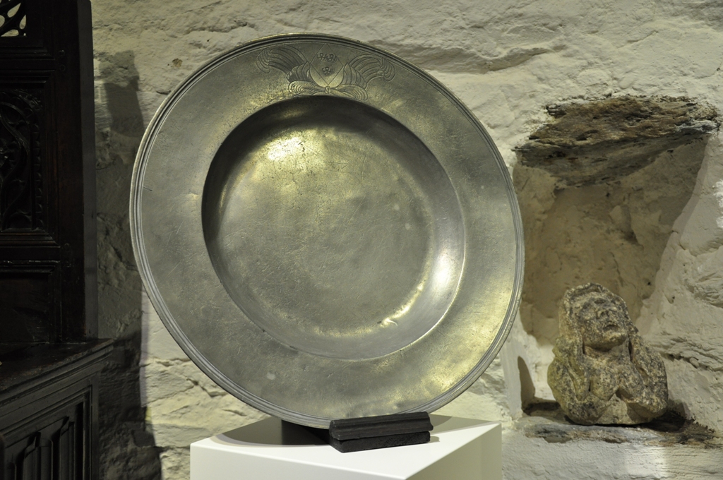AntiqueTables1's tweet photo. A fine and large english triple reeded pewter charger. By john howard. Circa 1680.
https://t.co/uU3lWfFR8i
#pewtercharger #antiquepewtercharger #metalware #design https://t.co/7K1SfGbCTX