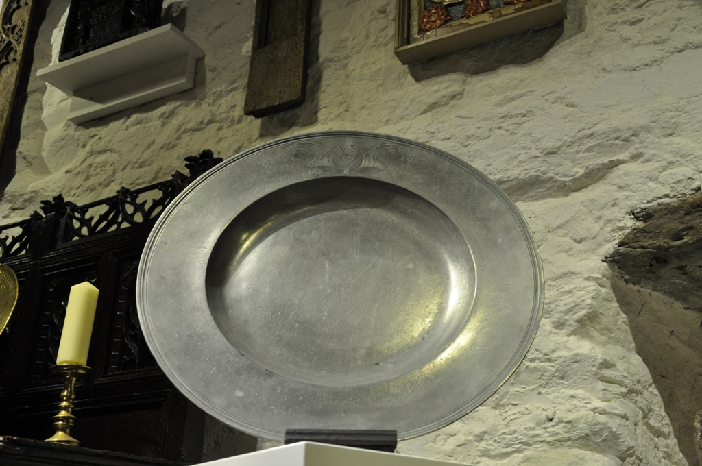 AntiqueTables1's tweet photo. A fine and large english triple reeded pewter charger. By john howard. Circa 1680.
https://t.co/uU3lWfFR8i
#pewtercharger #antiquepewtercharger #metalware #design https://t.co/7K1SfGbCTX