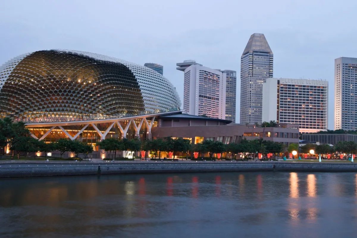 TravelAwan's tweet photo. Transit di Bandara Changi Singapura seru banget! Dari Jewel Changi yang keren, sampe aktivitas asik di bandara. Kalo punya waktu lebih, explore Singapura aja! #ChangiVibes #ExploreSingapore 🛫🌟

https://t.co/mu5i59ZYIs https://t.co/SiVWafLU2h