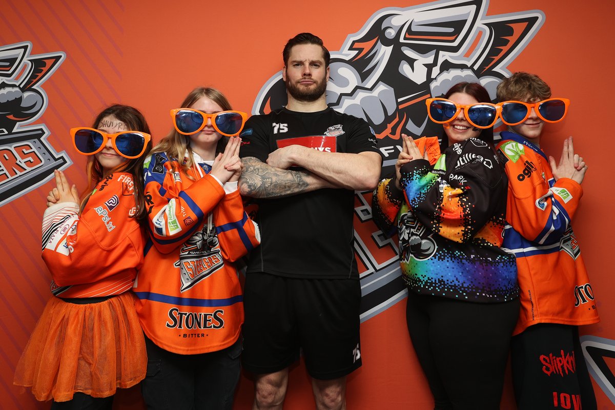 steelershockey's tweet image. 🍊🏒 @dowdy75 presented the @FiveGuysUK Dance Cam voucher to Mia Smith after the game last night - we love this photo

Thanks to Five Guys and thanks to Mia and her crew for the effort they took

#SteelersHockey