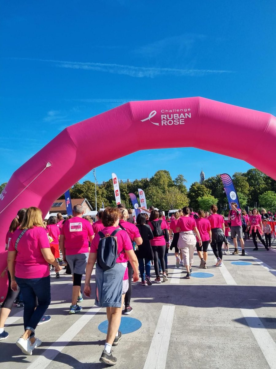 #ViedelaCaf #QVCT
Retour sur les actions solidaires de la <a href="/CafduNord/">Caf du Nord</a> en 2023.

🥦Distribution de Paniers Solidaires.

👟 Don de 5 500€ versés aux Restos du cœur.

✉️ Envoi de cartes postales par des enfants à des personnes âgées isolées.

🏃 Lutte contre le cancer du sein.