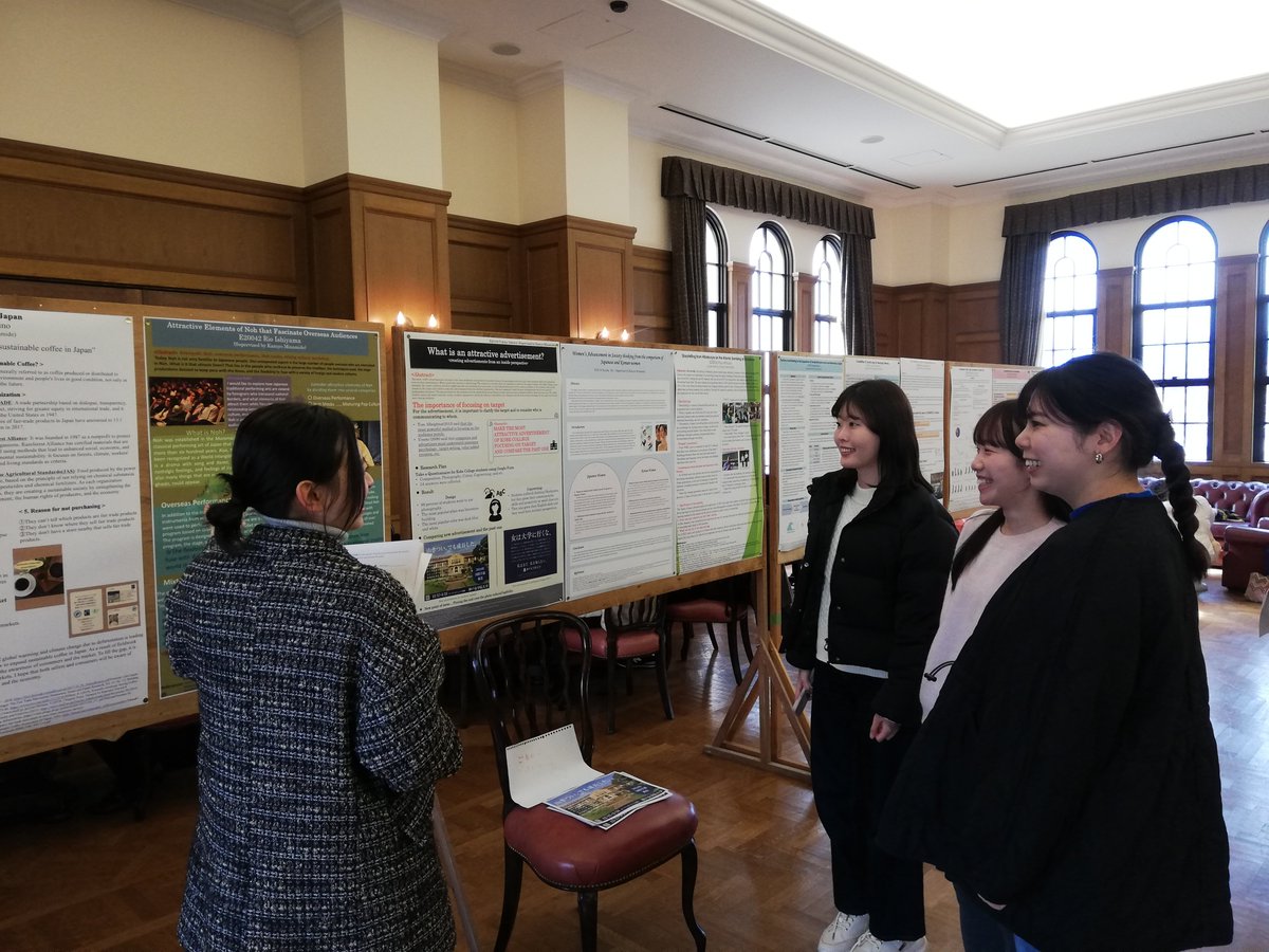 english_kc1948's tweet image. 2/1(木)、英文学科卒論発表会✨グローバル・スタディーズコースは久しぶりの対面開催😃各ゼミ代表者口頭発表、全員のポスター発表、それぞれの４年間の集大成🎉立派でした👏
#神戸女学院大学英文学科 #神戸女学院大学国際学部 #KobeCollegeSchoolofInternationalStudies #卒論発表 #thesispresentation