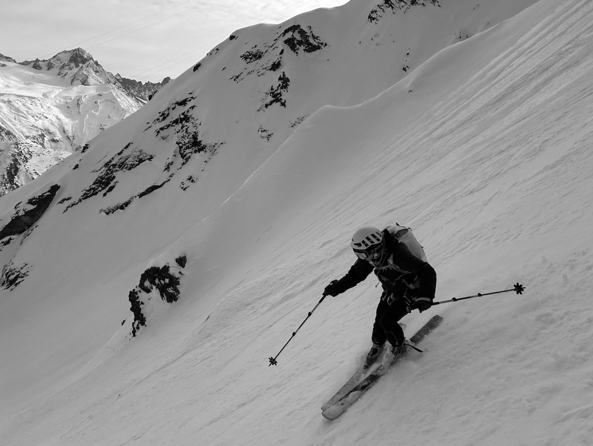 A good tough mid-winter spring #ski #mountaineering day and well done to Catherine & Greg on a fine ascent of the Col de la Terrasse🇫🇷🇨🇭on @Off_Piste_Perf progression course. The last of our late Jan #Chamonix ski touring conditions updates here: highmountainguides.com/late-january-2…