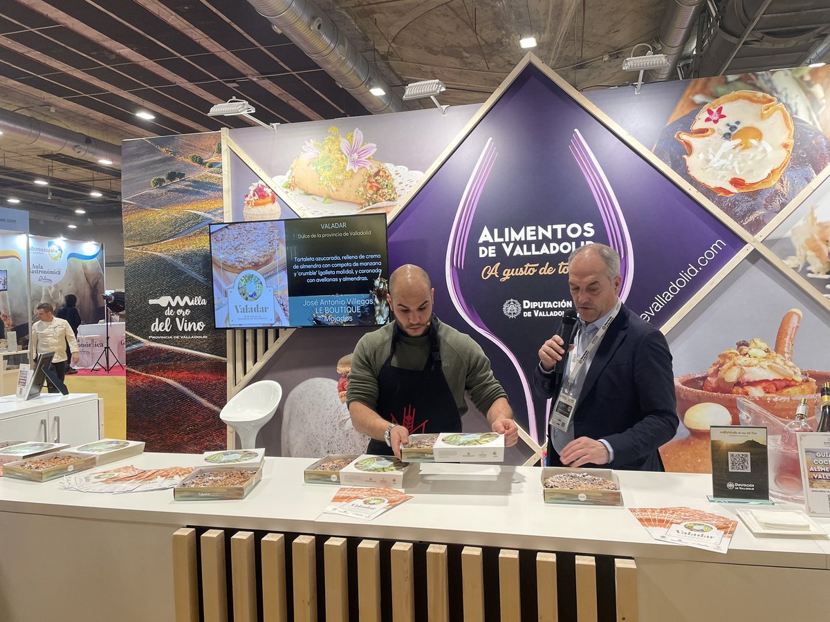 FECOSVA's tweet photo. La asociación de confiteros de Valladolid presenta en @madridfusion, el Dulce #Valadar  de la mano de @alimentosVALL  de la @Dip_Va. Showcooking de José A Villegas de Le Boutique de Mojados, con el Presidente @Conrado_Iscar y el  Pte. de #confiterosvalladolid @rafael10106409. https://t.co/UzXFCH31rW