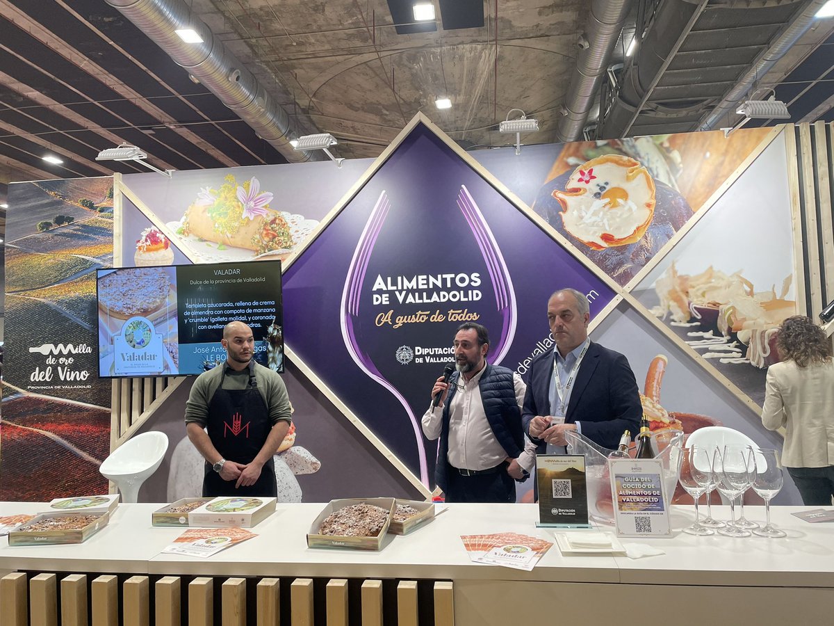 FECOSVA's tweet photo. La asociación de confiteros de Valladolid presenta en @madridfusion, el Dulce #Valadar  de la mano de @alimentosVALL  de la @Dip_Va. Showcooking de José A Villegas de Le Boutique de Mojados, con el Presidente @Conrado_Iscar y el  Pte. de #confiterosvalladolid @rafael10106409. https://t.co/UzXFCH31rW
