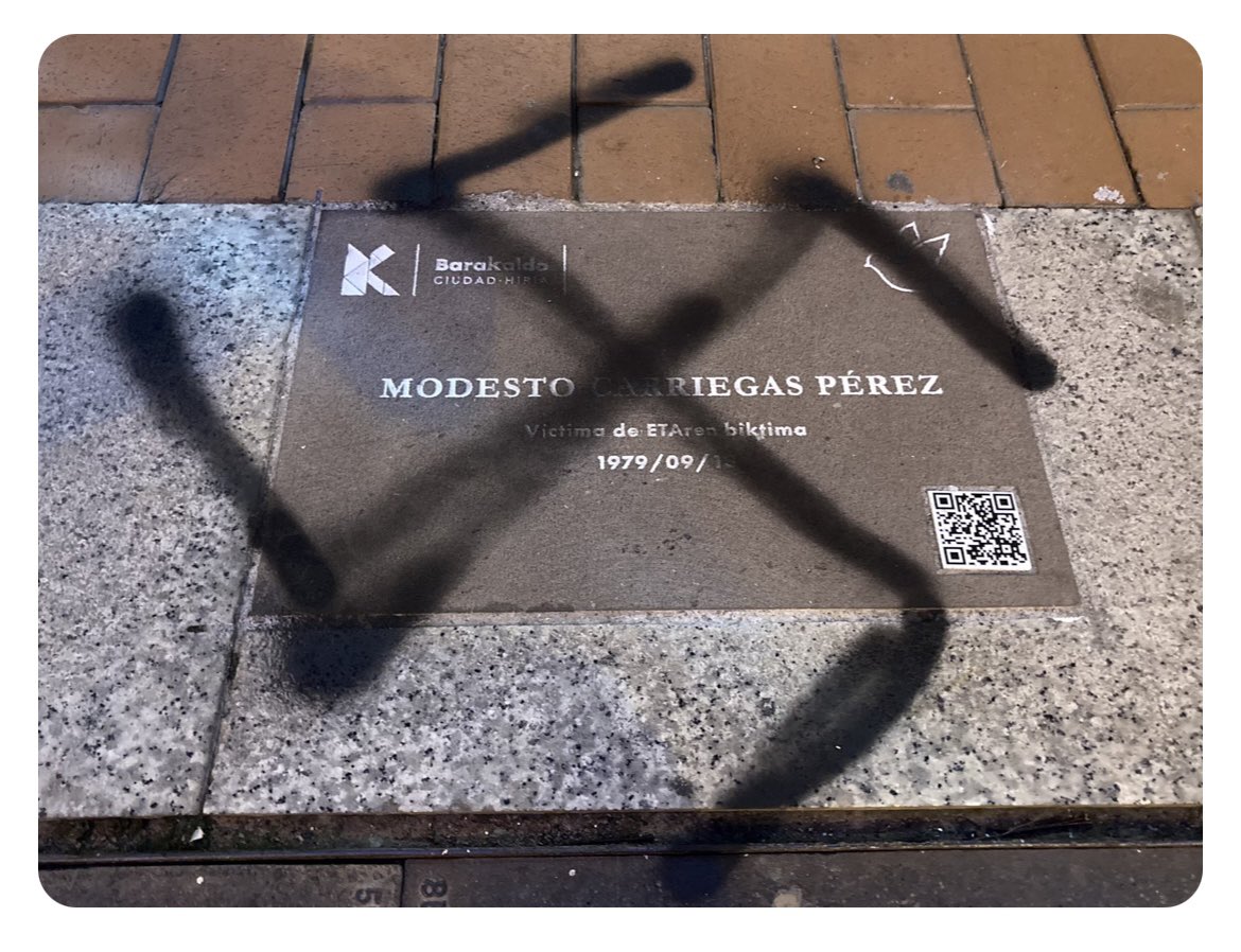 Asco, vergüenza, indignación ¿Qué seguimos haciendo mal para que 45 años después exista gentuza así que ataca la memoria de los asesinados por una banda terrorista?. Es la cosecha de casi medio siglo de nacionalismo obligatorio. Todo nuestro apoyo a la familia Carriegas.