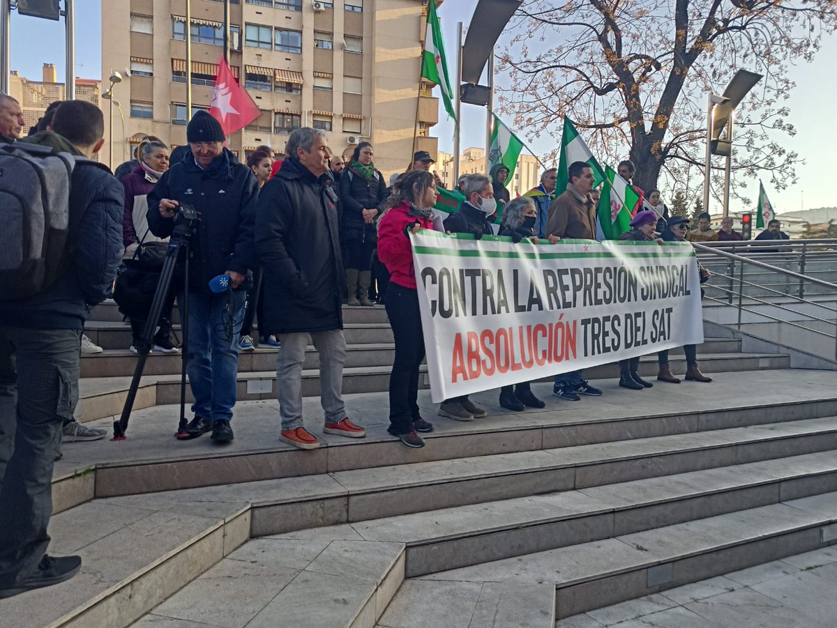 Hemos estado en Granada apoyando al @SAT_Nacional y exigiendo la #Absolucion3delSAT. La <a href="/AndaluciaJunta/">Junta de Andalucía</a> no ha presentado a sus testigos, lo que evidencia el maltrato y acoso contra sindicalistas y la poca convicción de sus posiciones. Defender derechos no es delito.