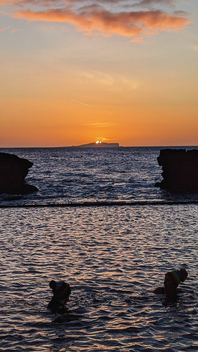 FifeAmbassador's tweet image. Breathtaking @CellardykePool sunrise o'er The Isle of May this morning. #lovefife