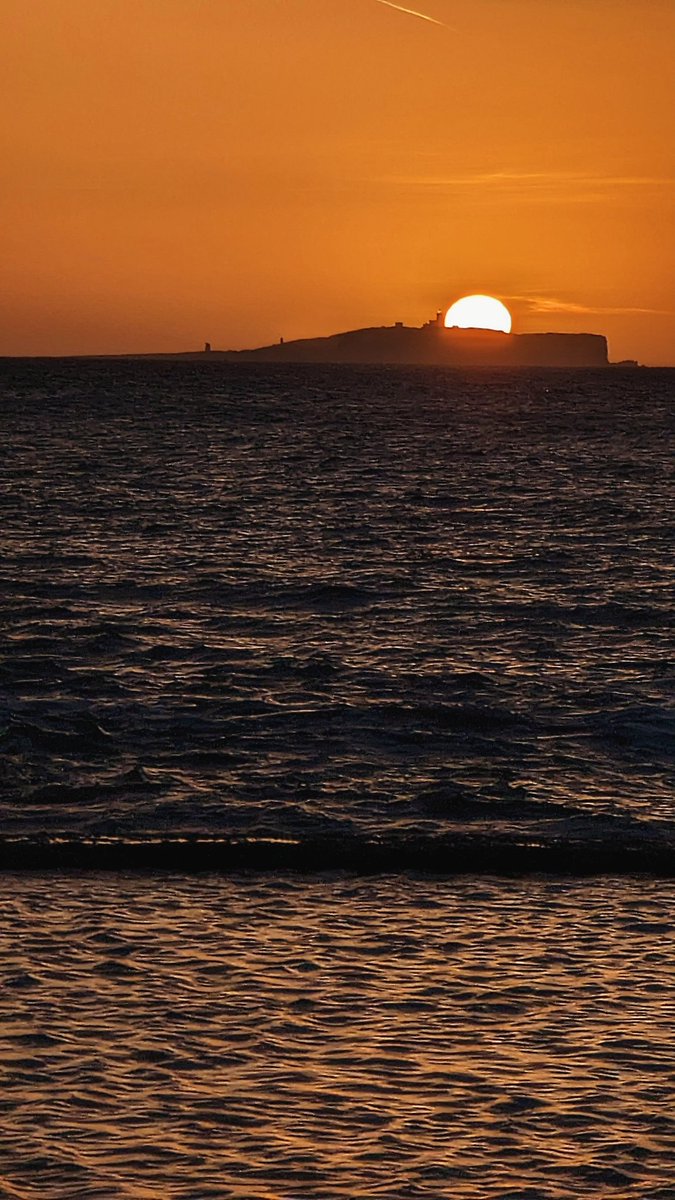 FifeAmbassador's tweet image. Breathtaking @CellardykePool sunrise o'er The Isle of May this morning. #lovefife