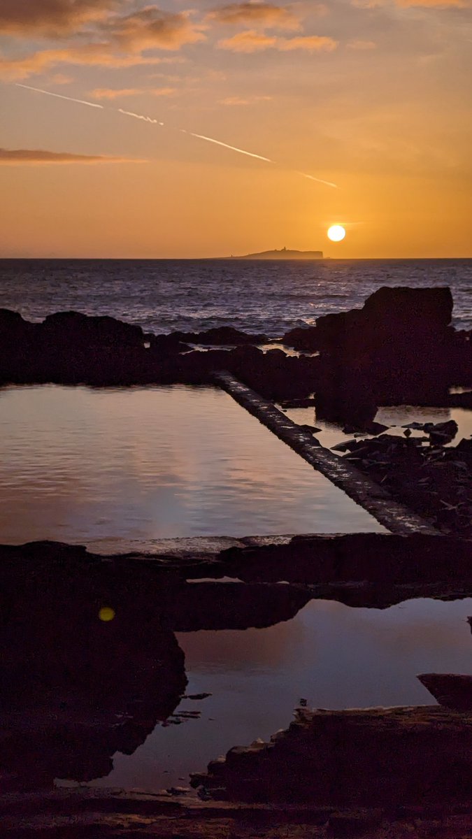 FifeAmbassador's tweet image. Breathtaking @CellardykePool sunrise o'er The Isle of May this morning. #lovefife
