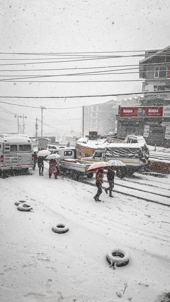 O_arra_'s tweet photo. Happy snowfall shimla people ❄️☃️
01/02/24

#Shimla #snowfall #freshsnow #winters #snow https://t.co/tmdecIEntk