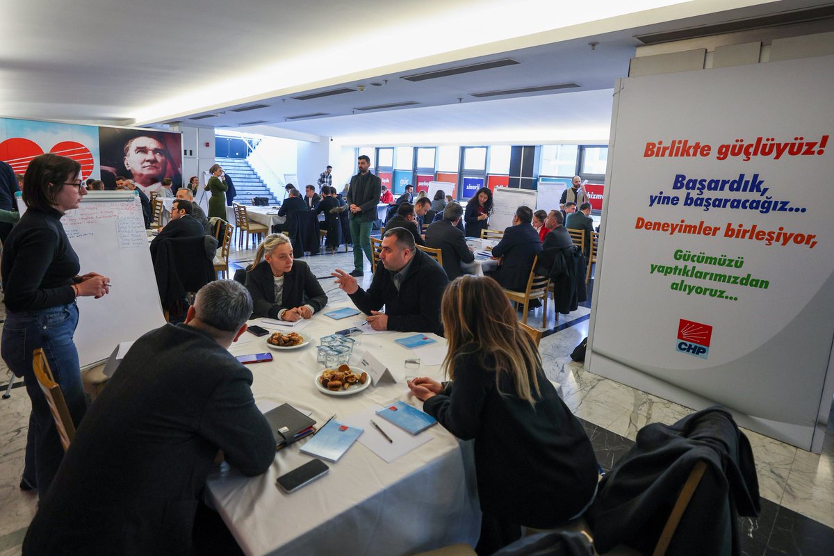 herkesicinCHP's tweet photo. Genel Başkanımız Özgür Özel, CHP Genel Merkezi’nde açılışını Eskişehir Büyükşehir Belediye Başkanımız Yılmaz Büyükerşen’in yaptığı Yerel Yönetimler Çalıştayına katıldı. https://t.co/xT1SEyoIGJ