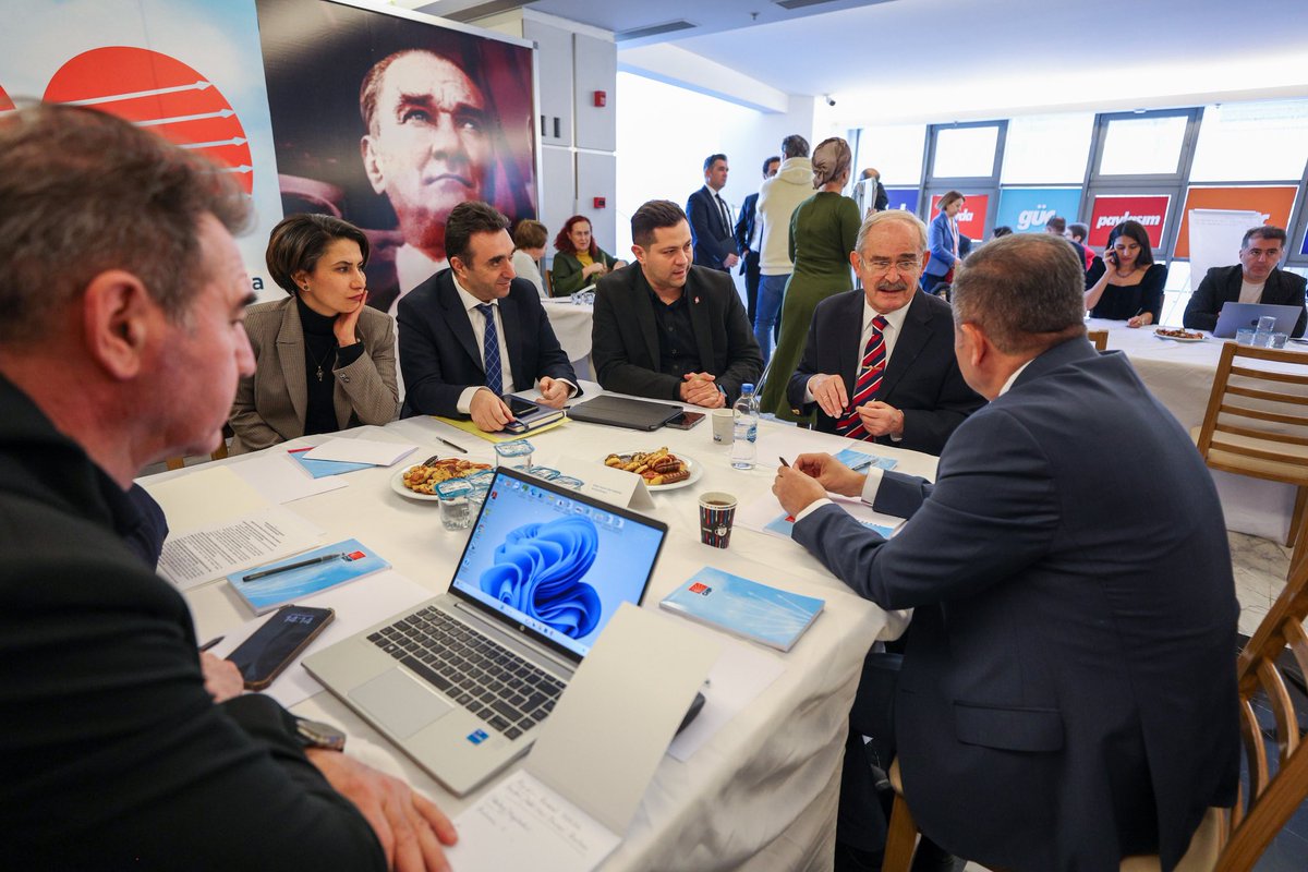 herkesicinCHP's tweet photo. Genel Başkanımız Özgür Özel, CHP Genel Merkezi’nde açılışını Eskişehir Büyükşehir Belediye Başkanımız Yılmaz Büyükerşen’in yaptığı Yerel Yönetimler Çalıştayına katıldı. https://t.co/xT1SEyoIGJ