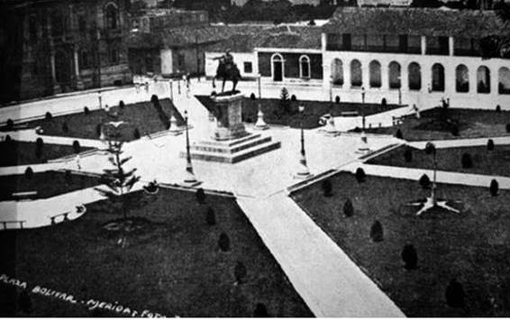 #01Feb #MéridaDeSiempre 
1940, aproximadamente, plaza Bolívar de Mérida con el monumento ecuestre del Libertador. 
El parque realizado, al fondo el Cuartel, de un lado el Palacio Arzobispal de Mérida con Monseñor Chacón liderando la Iglesia Católica merideña,  y las viejas