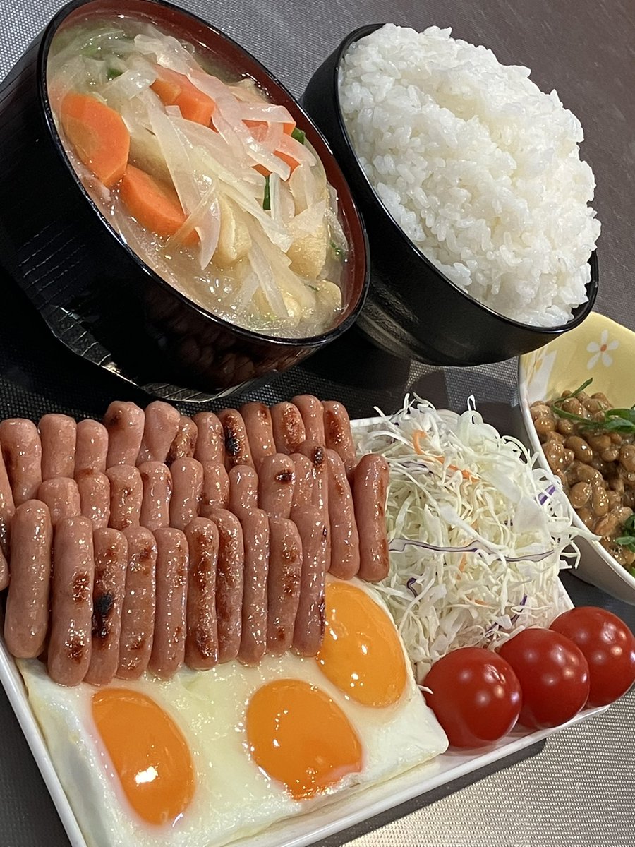 今日はポークビッツ&amp;目玉焼き納豆定食を食べました。おいしかったです。