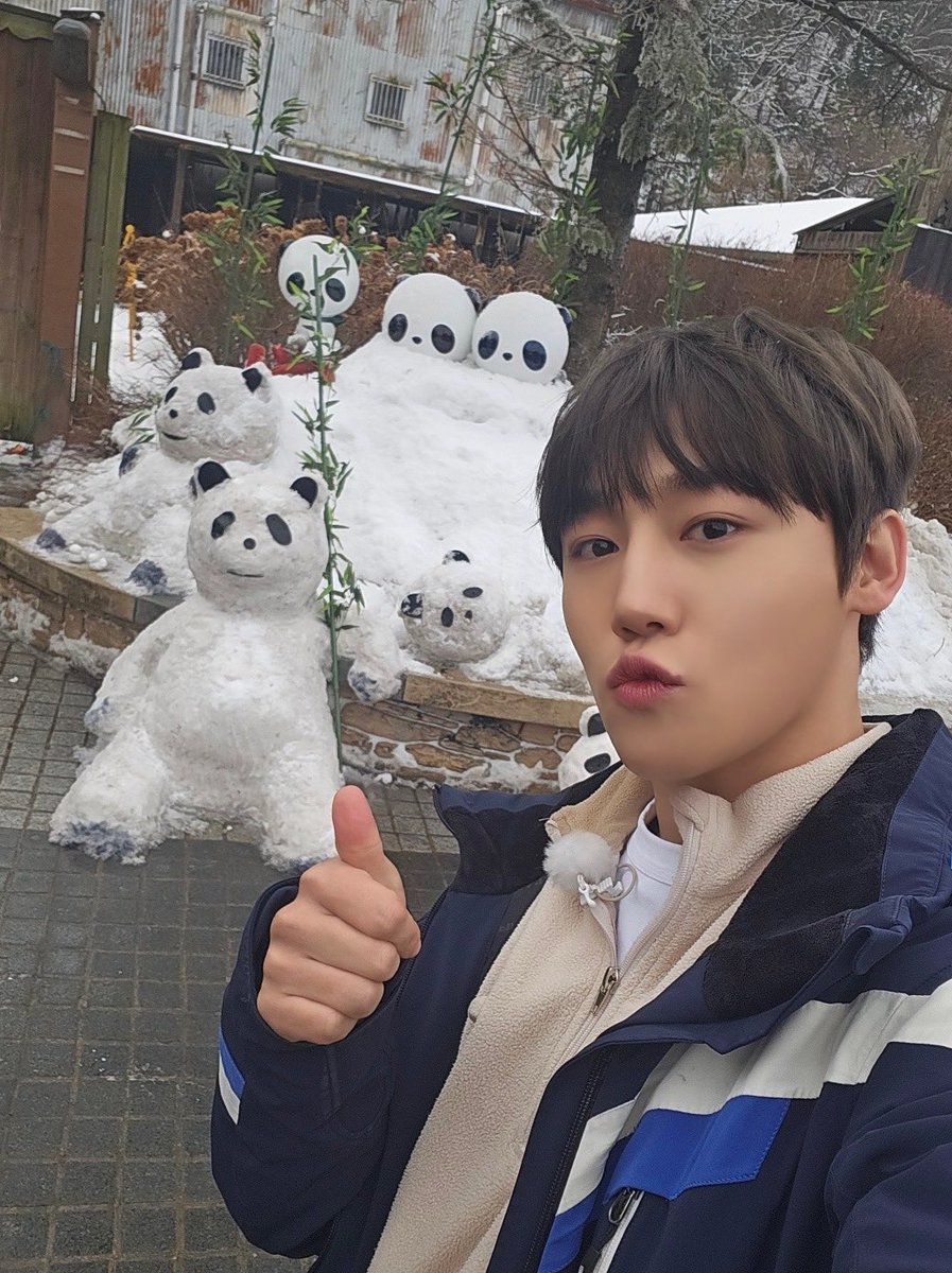 GoldenChild's tweet photo. [📸] 240201 #막노동 EP.07

눈과 장준이의 만남 ,, 기쁘다 🐶🤍🌨️
2월의 막(내)노동도 파이팅 ◠ ̫◠ ✨

#GoldenChild #골든차일드 #GNCD
#이장준 #LEEJANGJUN https://t.co/AgBP6WTf4c