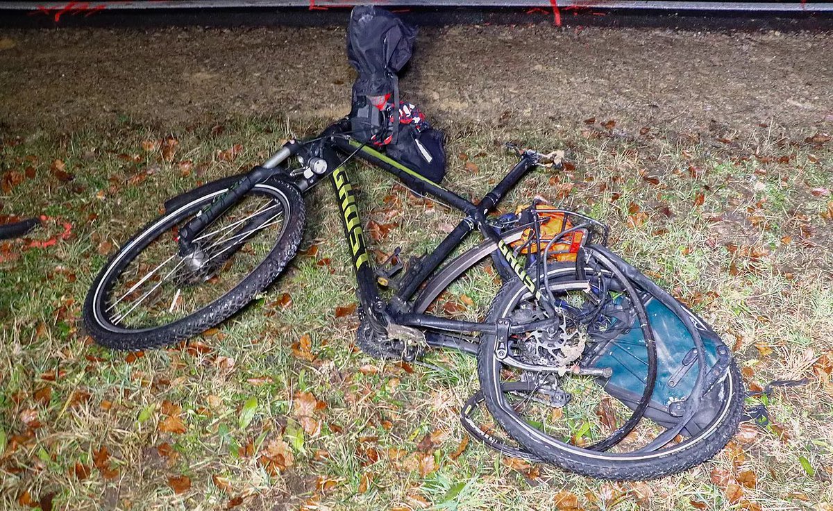 “Theo, Heinrich hier! Habe zwei Fahrrad-Dullis abgeschossen; Munition ist alle. Ich ramme jetzt. Auf Wiedersehen, sehen uns in Walhalla!”