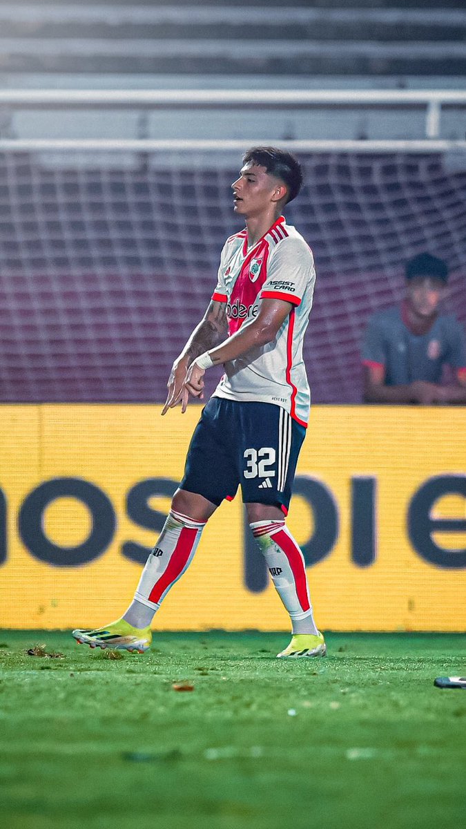agustinruberto9's tweet photo. Feliz por mi primer gol con esta camiseta, ojalá que sean muchos más 🤍❤️🐔 https://t.co/xWyhEZovGK