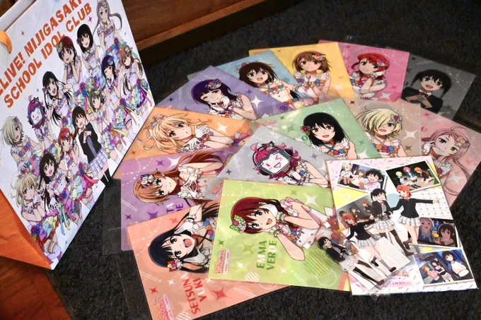 ニジガク展はいいぞ。大阪会場のチケット販売始まったぞ。①侑ちゃん可愛く撮れた②お絵描き同好会のみんなは部室内模型という最強資料があるので撮影しておくと部室にいる推しが描きやすくなって ③ヒトリダケナンテエラベナイヨ#ニジガク展東京に行ってきました2 