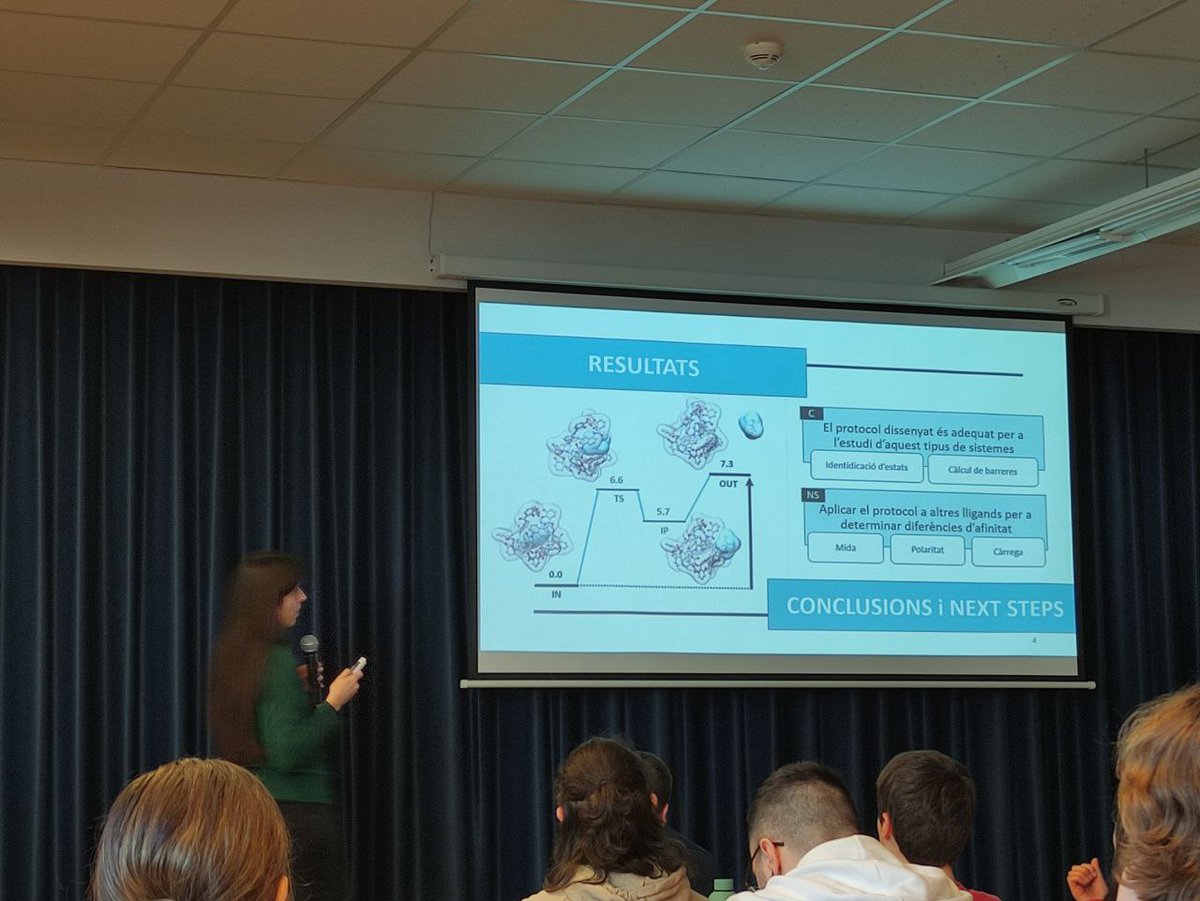 I, per acabar la nostra participació a la #XIIITrobadaSCQ de la <a href="/scq_iec/">Societat Catalana de Química</a>, aquí està la Mercè Alemany en acció presentant la seva recerca sobre el procés d'encapsulació d'un lligand en una metal.locaixa. Moltes gràcies als organitzadors per fer possible aquesta trobada!👏👏👏