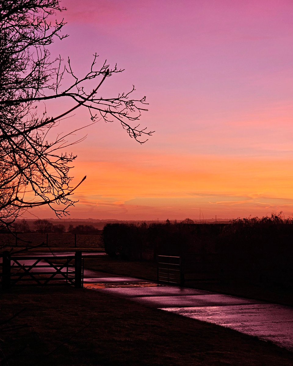 I cycled to work this morning, I was rewarded with this stunning sunrise! 14.2 miles well spent. @ThePhotoHour @SamsungUK @SamsungMobile #sunrise @ChrisPage90