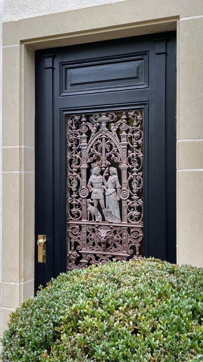 chernozems's tweet photo. I had discovered this beau door by chance in Luxembourg. Although an image search tells me there is a similar door in Stockholm as well! Guess the design travelled well through EU.
#doors #NoContextDoors #doorsoftwitter #Luxembourg https://t.co/kGMwdjJNaa