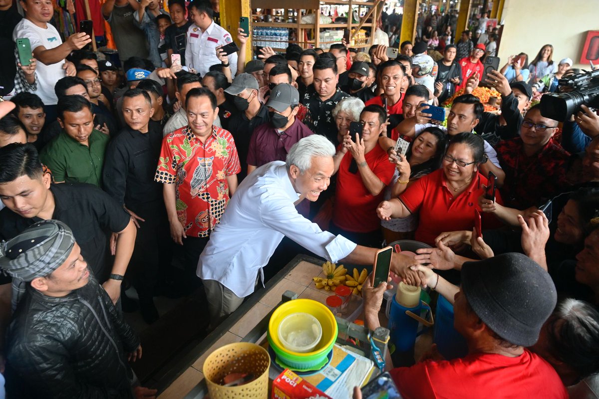 FirzaHusain's tweet photo. Saat Ganjar mengunjungi Pasar Tomohon, Sulut, Kamis (1/02/2024) para pedagang & warga histeris, mrk berdesakan, berebut bersalaman & swafoto. Ganjar berjanji ingin wujudkan harga pangan murah
@ganjarpranowo
@mohmahfudmd
#GanjarMahfud2024
#GanjarPresidenRakyat
#KratonBersamaRakyat https://t.co/YkkEI11ANO