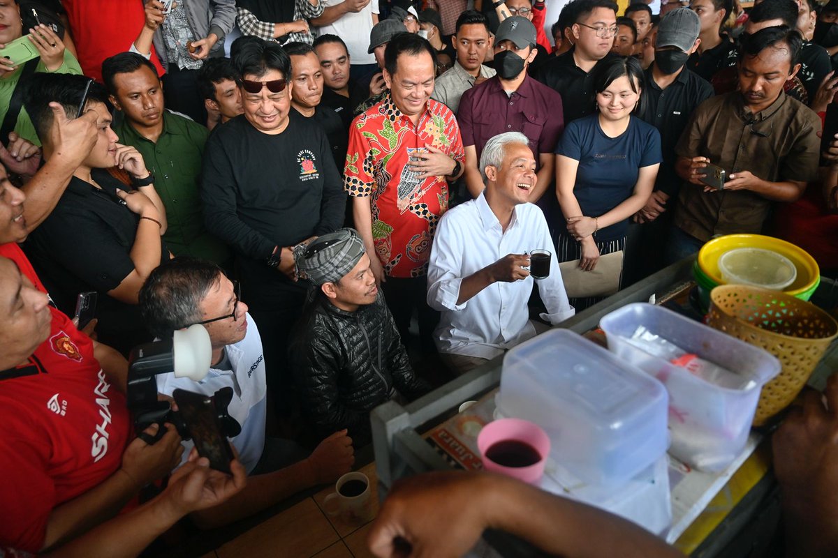 FirzaHusain's tweet photo. Saat Ganjar mengunjungi Pasar Tomohon, Sulut, Kamis (1/02/2024) para pedagang & warga histeris, mrk berdesakan, berebut bersalaman & swafoto. Ganjar berjanji ingin wujudkan harga pangan murah
@ganjarpranowo
@mohmahfudmd
#GanjarMahfud2024
#GanjarPresidenRakyat
#KratonBersamaRakyat https://t.co/YkkEI11ANO