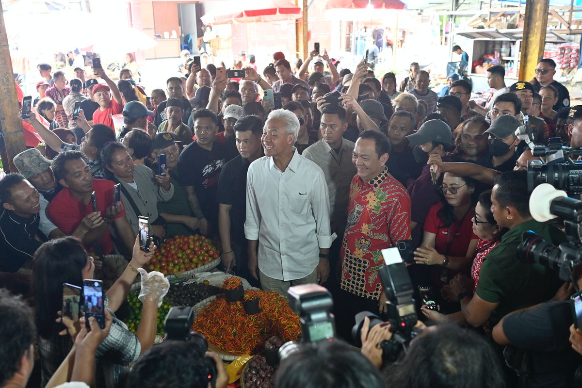 FirzaHusain's tweet photo. Saat Ganjar mengunjungi Pasar Tomohon, Sulut, Kamis (1/02/2024) para pedagang & warga histeris, mrk berdesakan, berebut bersalaman & swafoto. Ganjar berjanji ingin wujudkan harga pangan murah
@ganjarpranowo
@mohmahfudmd
#GanjarMahfud2024
#GanjarPresidenRakyat
#KratonBersamaRakyat https://t.co/YkkEI11ANO