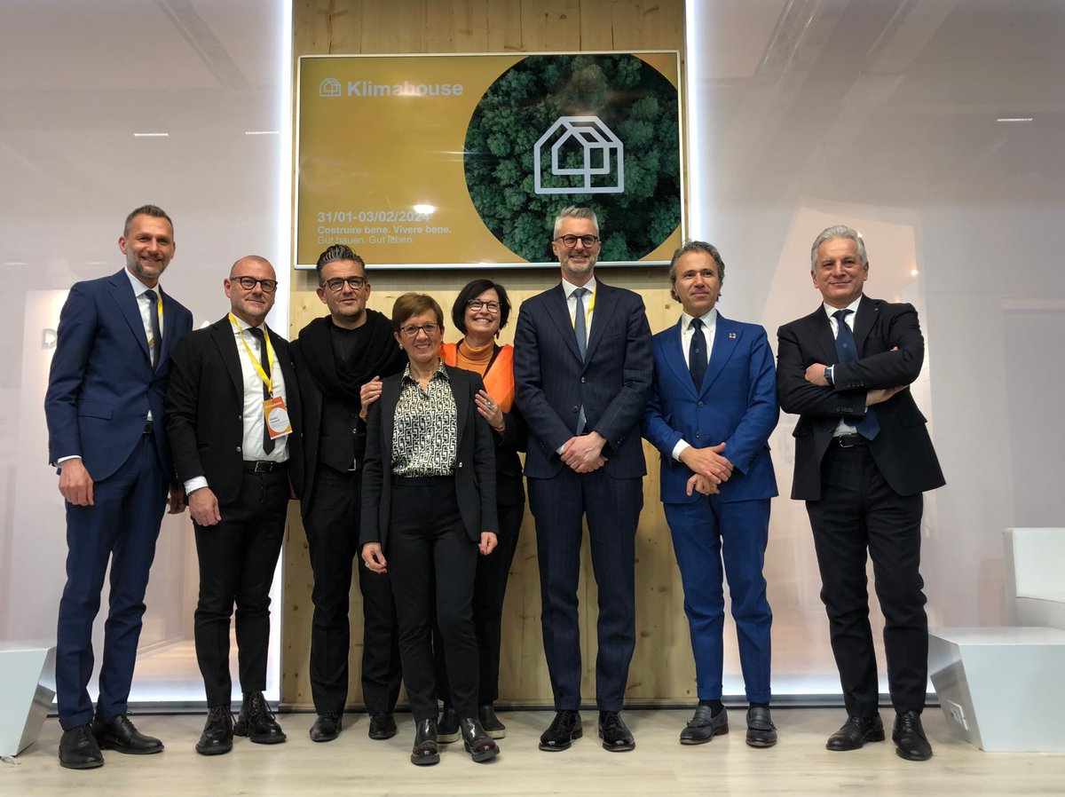 vacamcom's tweet photo. @vacamcom con Ordine Architetti Varese a @Klimahouse  per "esplorare le più recenti innovazioni dell’abitare sostenibile e cogliere spunti utili ai nostri operatori" dice il presidente @maurovitiello1, che ha anche incontrato Michel Ebner, presidente Camera di Commercio #Bolzano https://t.co/ttOKybLoCI