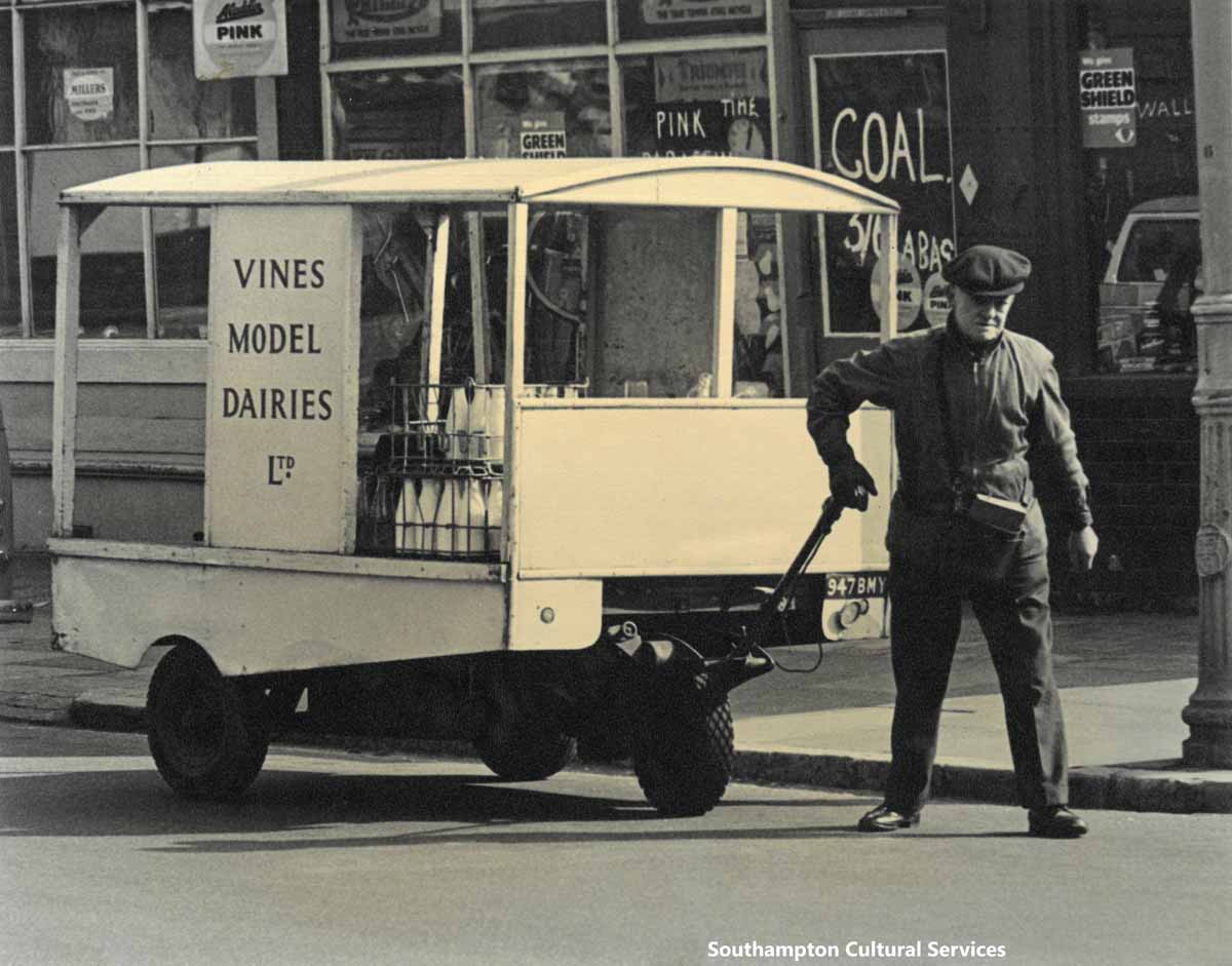 Did you ever get your milk delivered, maybe you still do!? This photo shows a Vines Model Dairy milkman delivering milk on Lodge Road, Southampton in about 1960. #ArchiveSecrets #Milk #Southampton @BeginsHistory #Dairies