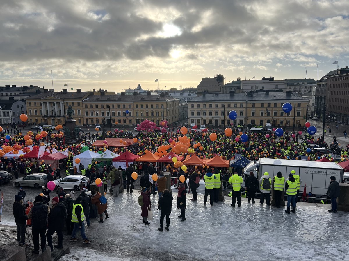 finindustrial's tweet photo. Torilla tavataan! #STOPnyt-mielenosoitus käynnistyy Helsingin Senaatintorilla. Tuhannet SAK:n ja STTK:n liittojen jäsenet osoittavat mieltään maan hallituksen työelämäheikennyksiä vastaan. Myös Teollisuusliiton henkilökunta marssi mukaan. #PainavaSyy #Teollisuusliitto https://t.co/uOLznZj91j