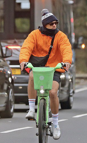 Harry_PL_Media's tweet photo. Harry jeżdżąc na rowerze ostatnio. https://t.co/oN62SLUalu