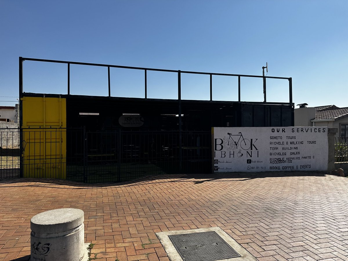 Mpumi_Mtintso's tweet photo. @Yoco_ZA imagine this fam. You sponsor 5 small businesses to advertise with us, right!? 

Then you can advertise on our wall and put up a billboard at our Vilakazi street shop. !? 

Billboard example: F2 which is opposite our shop F1 &amp; F3. 

What you say !? @Yoco_ZA !? 😁🙏🏿 https://t.co/BuzgMTk5Pu