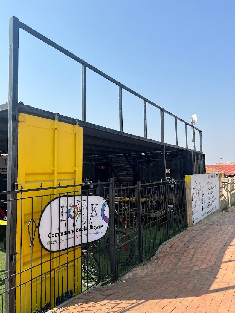 Mpumi_Mtintso's tweet photo. @Yoco_ZA imagine this fam. You sponsor 5 small businesses to advertise with us, right!? 

Then you can advertise on our wall and put up a billboard at our Vilakazi street shop. !? 

Billboard example: F2 which is opposite our shop F1 &amp; F3. 

What you say !? @Yoco_ZA !? 😁🙏🏿 https://t.co/BuzgMTk5Pu