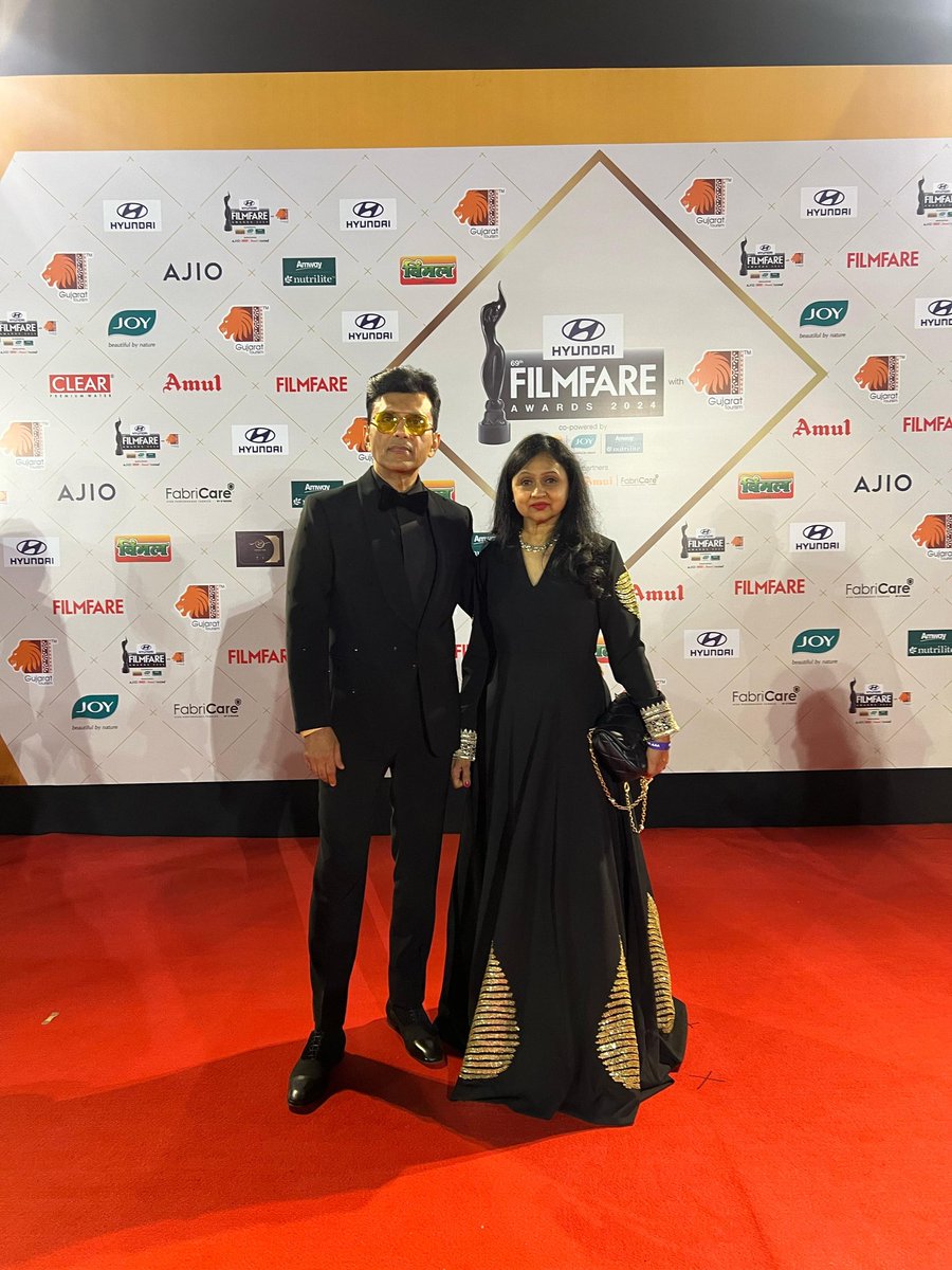 Film producer #AnandPandit poses with his gorgeous wife #RoopaPandit at the red carpet of the 69th #HyundaiFilmfareAwards2024 with. #GujaratTourism. ✨

Watch #FilmfareOnZeeTV, Sun, 18th Feb, 9 PM onwards. 

@anandpandit63