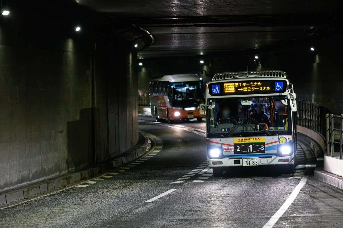 Noe_5088's tweet photo. 2023.1.28  羽田空港

京急バス
H2771 QKG-LV290N1（羽田）
H3468 LNG-HU8JMGP（羽田）
H4671 QSG-HL2ASAP（羽田）
H2633 QKG-LV290N1（羽田）

皆様新年明けましておめでとうございます。新年撮り始めは羽田空港へ
羽田の余剰車2台が同時に運用入りしておりました。 https://t.co/3lgO145pow