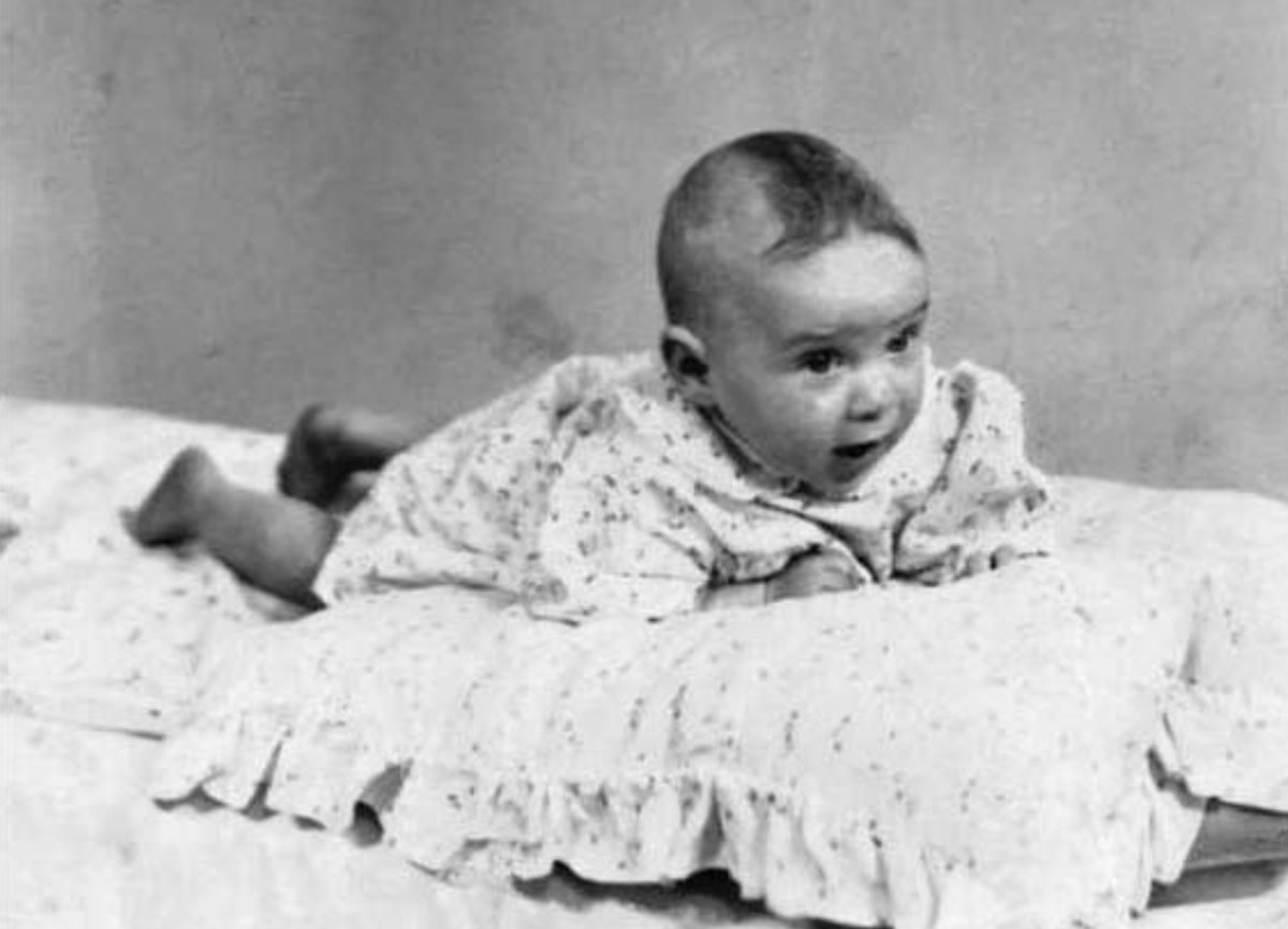 1 February 1942 | A Dutch Jewish girl, Betje van Delft, was born in Sappemeer. 

She arrived in #Auschwitz on 10 December 1942 in a transport of 927 Jews deported from occupied Netherlands. She was murdered in the a gas chamber after selection.