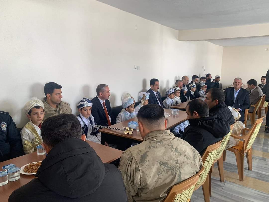 "Kirvem Öğretmenim" projesi kapsamında sünnet edilen öğrencilerimiz için Mevlit Programı düzenledi.<a href="/ali___yildirim/">Ali Yıldırım</a> 
👉
hamur.meb.gov.tr/www/kirvem-ogr…