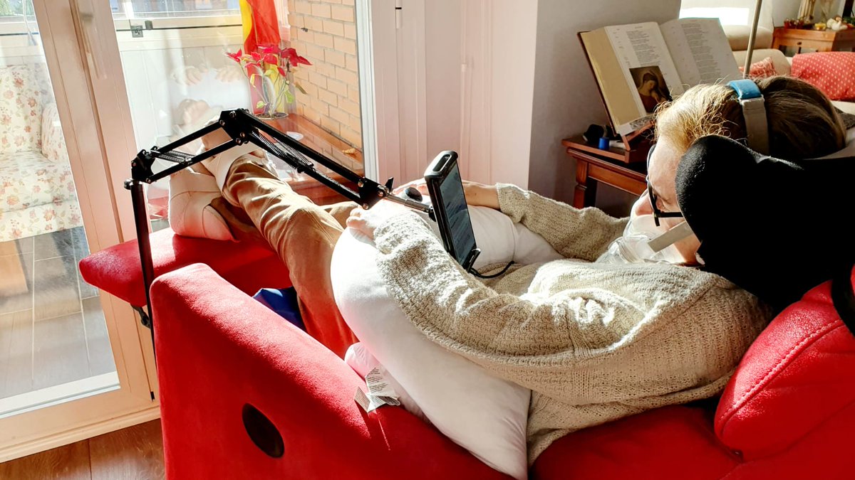 Hoy es día de adoración eucarística, así que iré a misa por la tarde para quedarme después a la adoración y descansar en Su pecho. ahora, ratito de relax al sol 😘