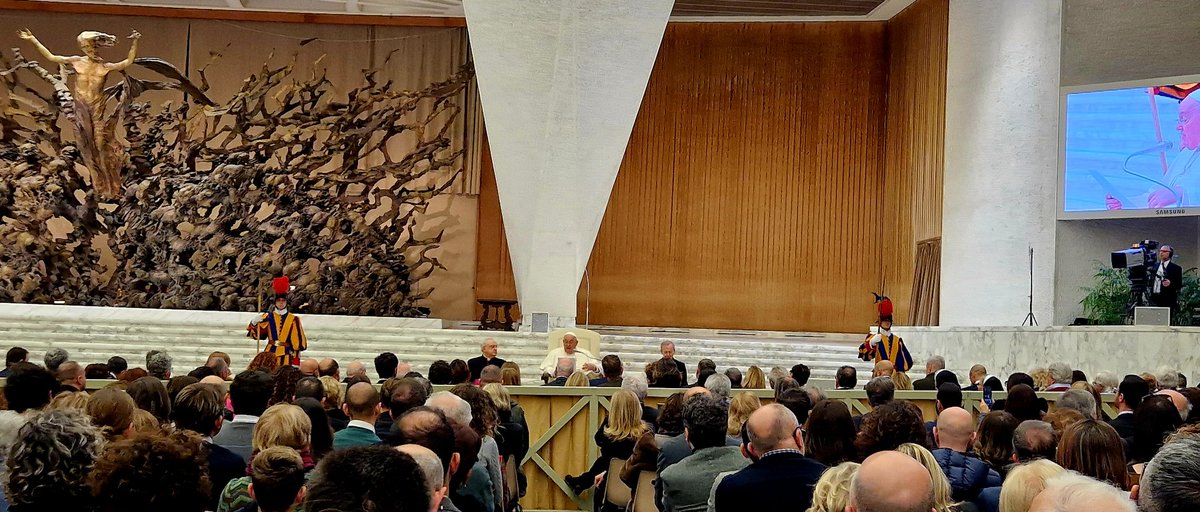 MicScianca's tweet photo. "Prossimità, cuore, responsabilità": le 3 parole che ci ha regalato e ricordato Papa Francesco x la nostra missione. Non sempre ci riesco, ma ci provo, sempre. #lecosecherestano #lecosechecontano https://t.co/7YxCAowRpu