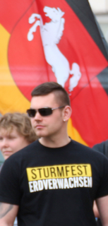 IbDoku's tweet photo. Der #AfD-Landtagsabgeordnete Franz Schmid steht der IB nicht nur nahe und schleust IB-Kader in die Partei - er präsentiert sich selbst als Mitglied der IB. Hier trägt er das Shirt der Identitären Bewegung Niedersachsen. https://t.co/xBeBeJ14wC