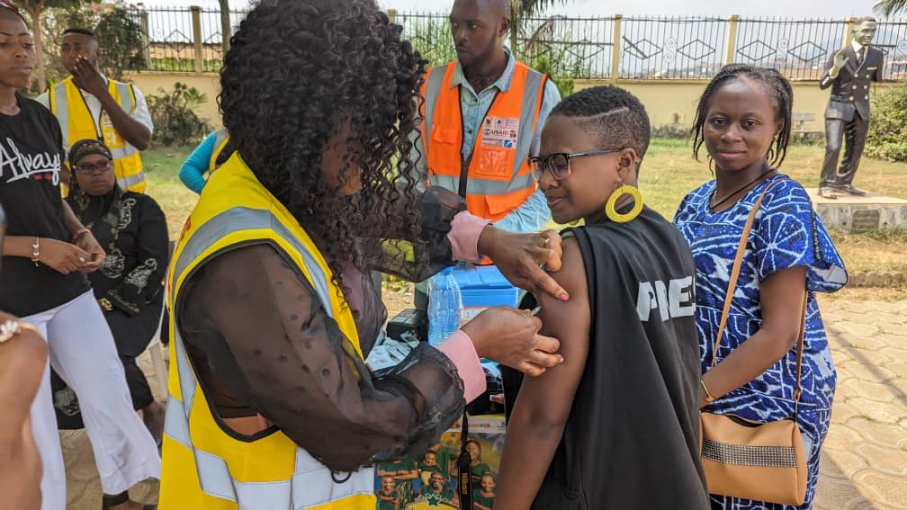 MomaSandrine's tweet photo. I have taken my Covid-19 vaccine. What about you? Remember the virus still roams. Stay safe.
#TeamVaccinatedAFCON2023
#EquipeVaccineeCAN23 
@USAID 
@Breakthrough_AR 
@MinsanteCMR 
@DrManaouda 
@pevcameroun 
@whocmr 
@BloggersCM 
@WHO https://t.co/kZwxRSixQZ