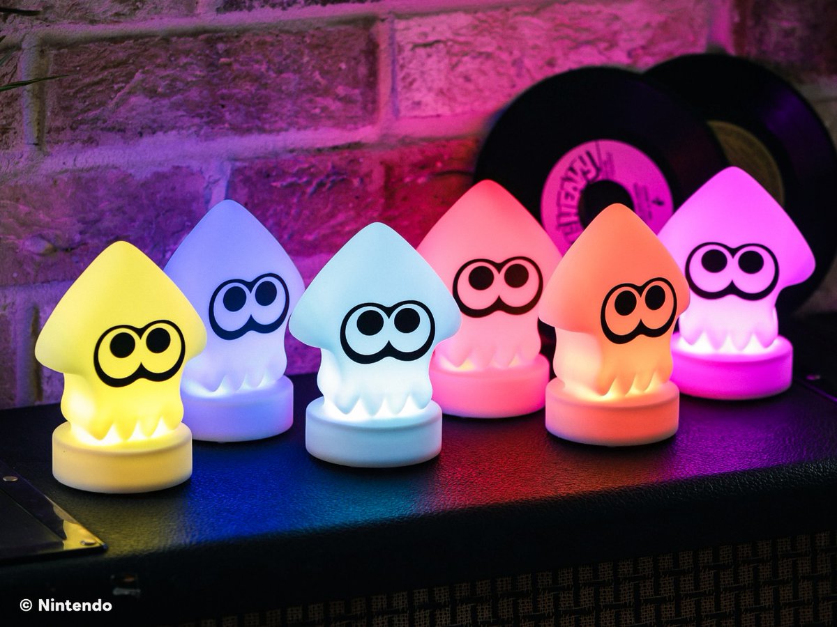 Splatoon3_goods's tweet photo. 『スプラトゥーン3』より『6色に光る！イカお部屋ライト』と『イカとタコが泳ぐ！フロートポーチ＆ペンケース』が発売決定！
https://t.co/MIfSULEZby
© Nintendo https://t.co/cN0vr2Rzlr