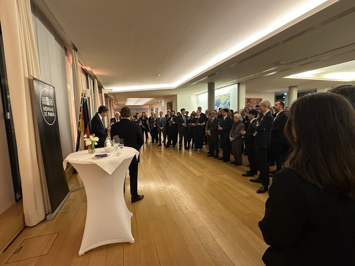 suomenmoneta's tweet photo. #WorldMoneyFair Eilen illalla Monnaie de Paris -rahapajan johtaja ja Ranskan suurlähettiläs toivottivat meidät ja muut rahamessujen kumppanit eri puolilta maailmaa ystävällisesti tervetulleeksi Berliiniin Ranskan suurlähetystössä. Huomenna rahamessujen ovet aukeavat yleisölle! https://t.co/Kr5VDuhxu3