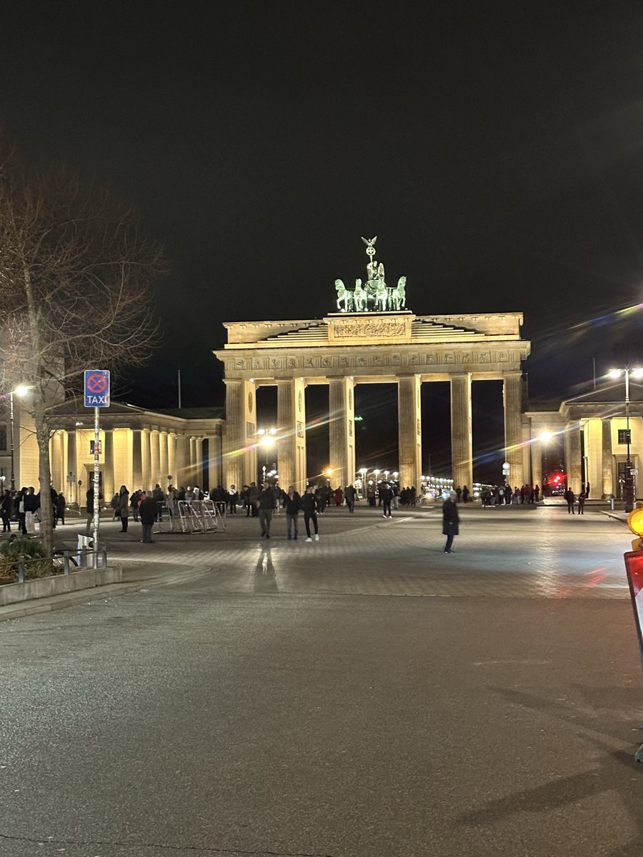 suomenmoneta's tweet photo. #WorldMoneyFair Eilen illalla Monnaie de Paris -rahapajan johtaja ja Ranskan suurlähettiläs toivottivat meidät ja muut rahamessujen kumppanit eri puolilta maailmaa ystävällisesti tervetulleeksi Berliiniin Ranskan suurlähetystössä. Huomenna rahamessujen ovet aukeavat yleisölle! https://t.co/Kr5VDuhxu3