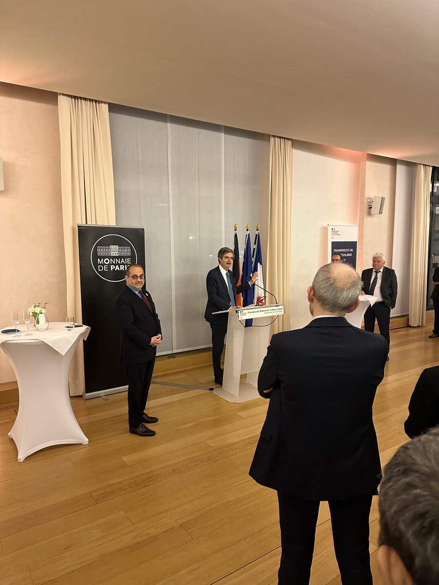 suomenmoneta's tweet photo. #WorldMoneyFair Eilen illalla Monnaie de Paris -rahapajan johtaja ja Ranskan suurlähettiläs toivottivat meidät ja muut rahamessujen kumppanit eri puolilta maailmaa ystävällisesti tervetulleeksi Berliiniin Ranskan suurlähetystössä. Huomenna rahamessujen ovet aukeavat yleisölle! https://t.co/Kr5VDuhxu3