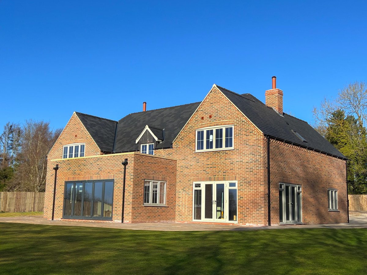 New case study just added!! Check out this beautiful new build 😍🏠, finished with our high-performance windows, in the elegant Agate Grey, quality comp doors in Slate &amp; Anthracite Grey, spectacular 5-pane ali bifolds &amp; a beautiful aluminium roof lantern tinyurl.com/2fs2mabj