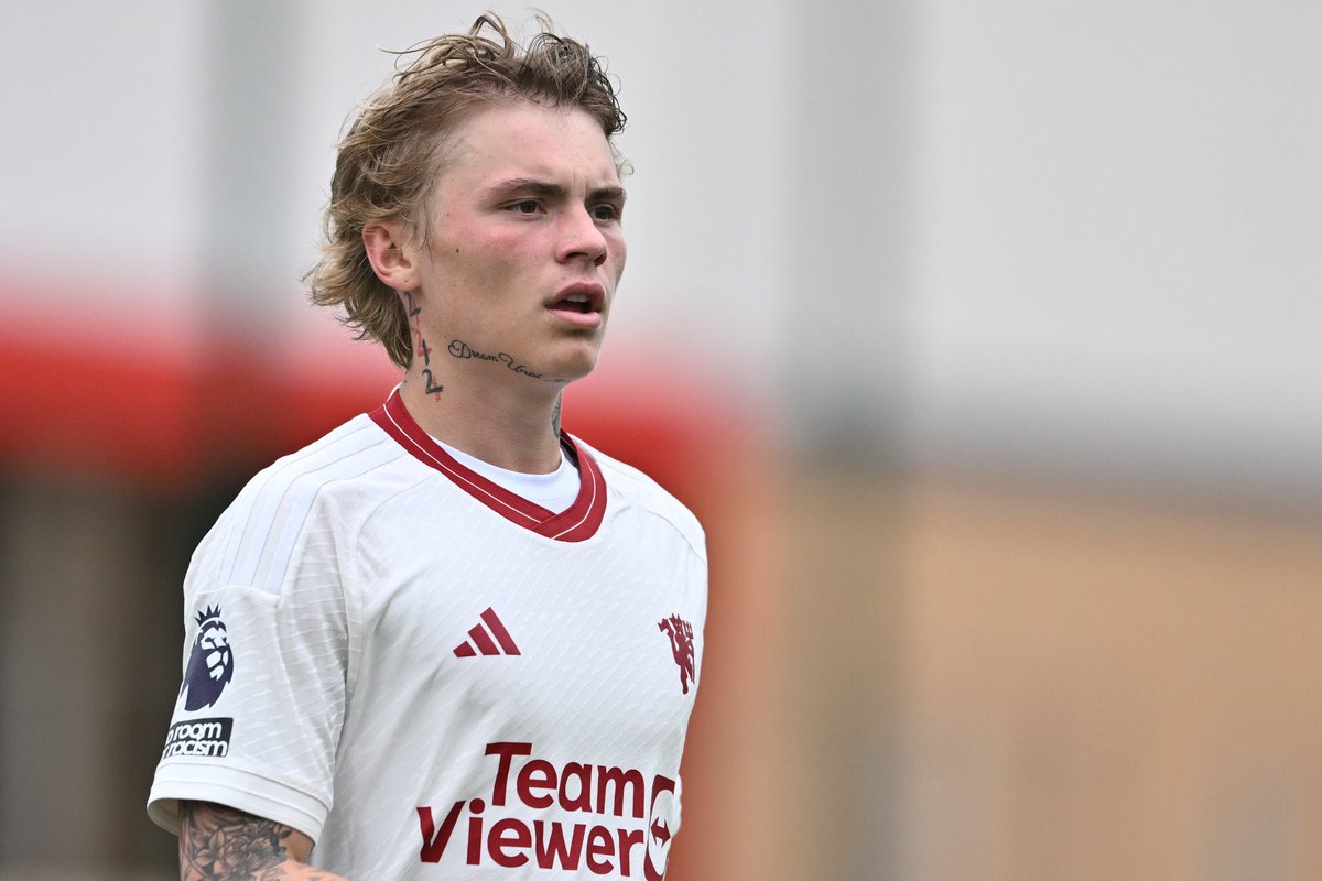 FabrizioRomano's tweet photo. 🚨🟢 Werder Bremer are exchanging documents with Man United for Isak Hansen-Aarøen deal.

Permanent move and medical in Bremen later today, player travelling to complete #DeadlineDay move as @arilasos reports.

Contract until June 2028. https://t.co/dKGvIjrycO